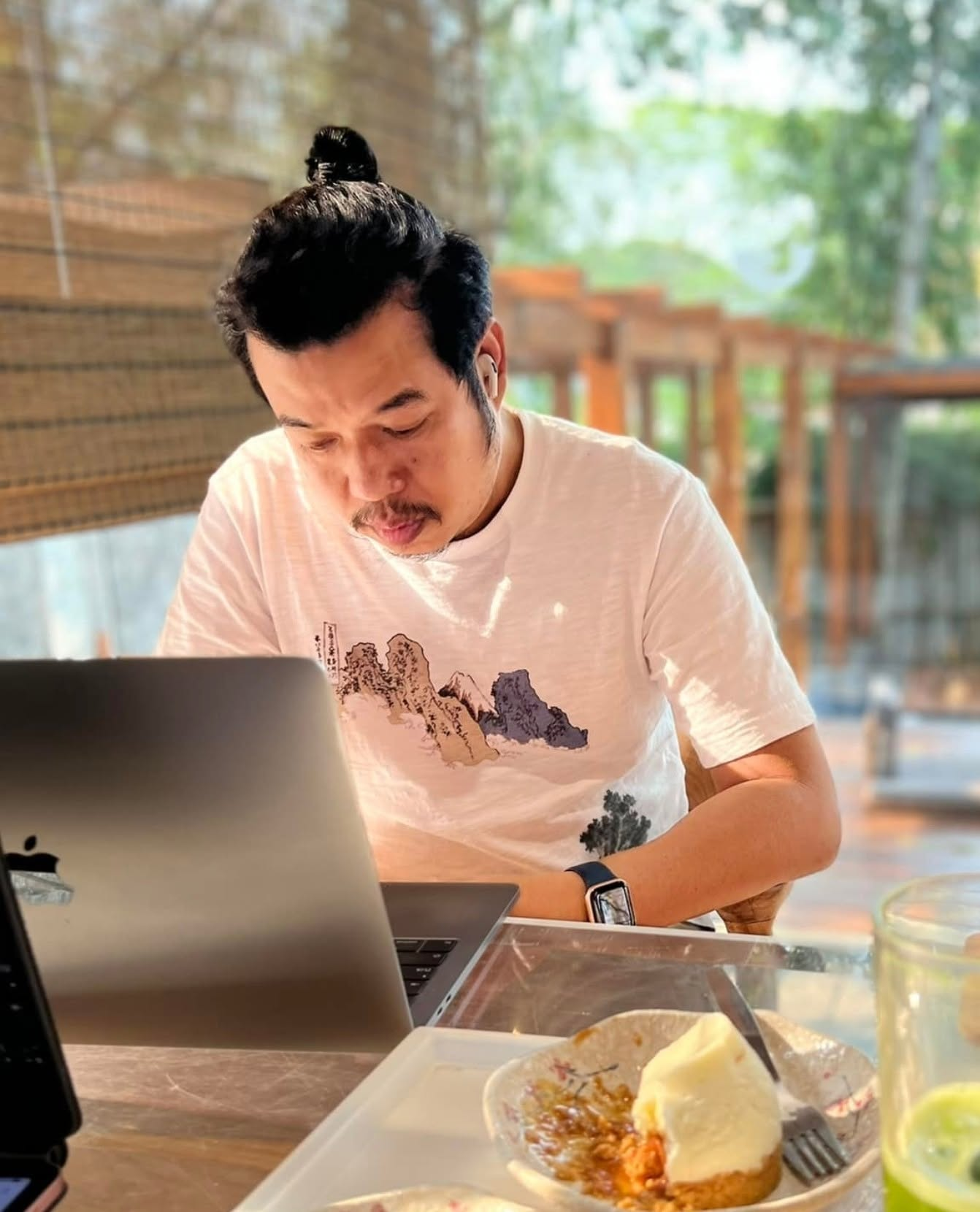 ผู้ก่อตั้งบ้านสั่งได้กำลังทำงานกับคอมพิวเตอร์
